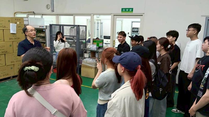 玉美生技主管帶領學生進行現場導覽，說明企業工作環境與生產流程。