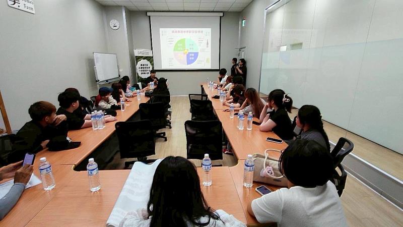 企業人資與主管進行座談分享，說明工讀、實習及未來留任發展機制。