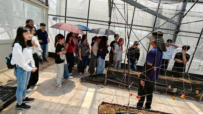 玉美生技現場人員介紹農業生技場域與智慧農業應用,學生實地了解作物培育流程。