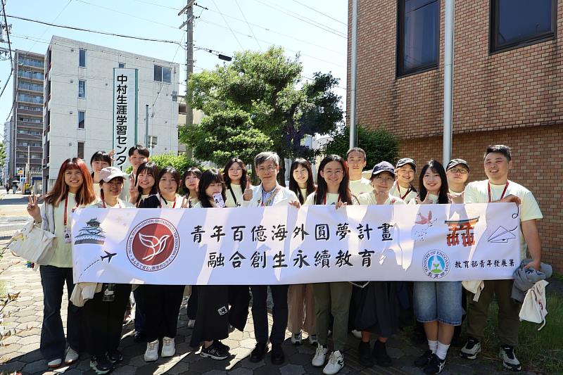 林雍智指導老師(中)與青年百億計畫翱翔團大合照。(幼教系陳紀凱右6)