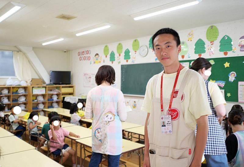 陳紀凱與MINORI幼兒園老師們一起帶幼兒進行教學活動。