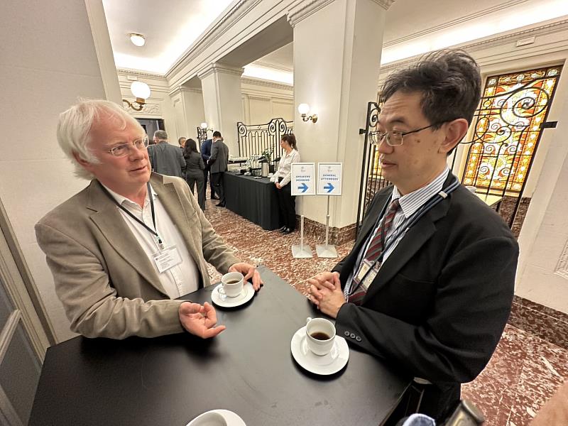 勤益工程學院管衍德院長與School of Chemistry University of Si Andrews 的John Irvine教授合影。