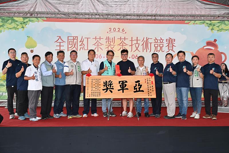 嘉義阿里山茶職人再發光，李柏蒼（右7）勇奪全國紅茶製茶競賽亞軍。宜蘭縣政府提供