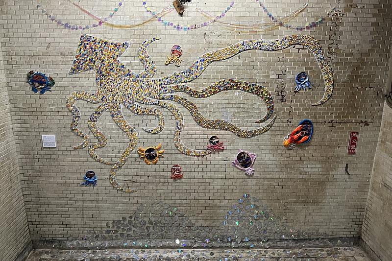 海大文創設計系協助活化基隆親民大樓空間。(展出作品漁海捲雨以9隻腳的透抽傳達捕撈與生態復育缺一不可的理念)