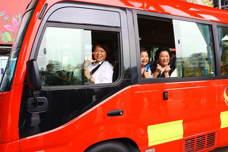黃敏惠市長感謝嘉邑行善團捐贈特搜中型巴士 提升救災人力及裝備運輸效能