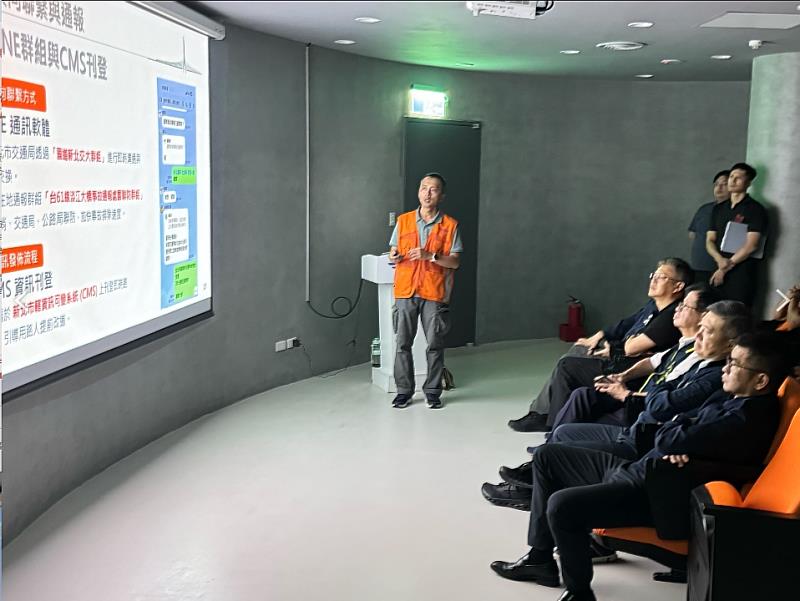 景美工務段段長張建智向新北市政府消防局參訪人員介紹橋梁管理中心運作情形，並進行簡報等意見交流。