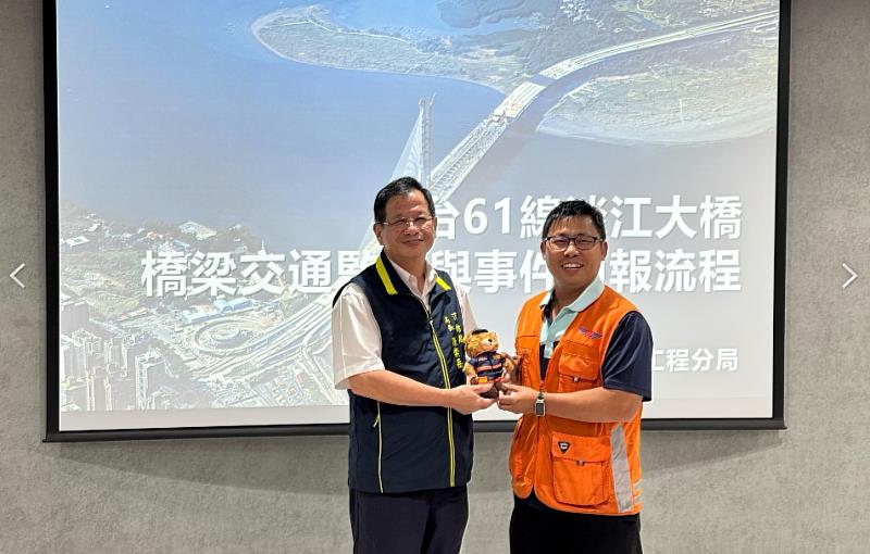 新北市政府消防局局長陳崇岳（左1）致贈宣導品予交通部公路局北區養護工程分局，由楊秉順主任工程司（右1）代表受贈。