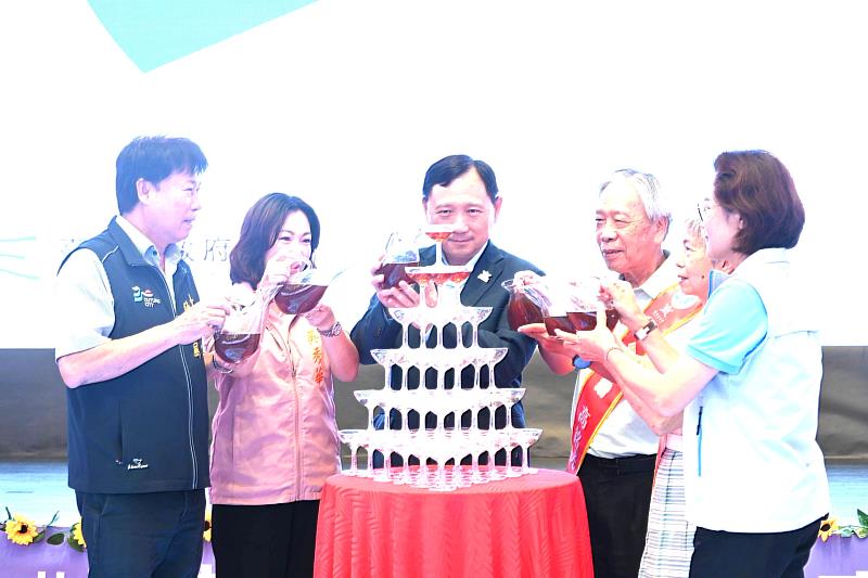 攜手半世紀真情不變 臺東縣表揚50對金鑽石婚夫妻 見證幸福人生 祝長輩恩愛久久