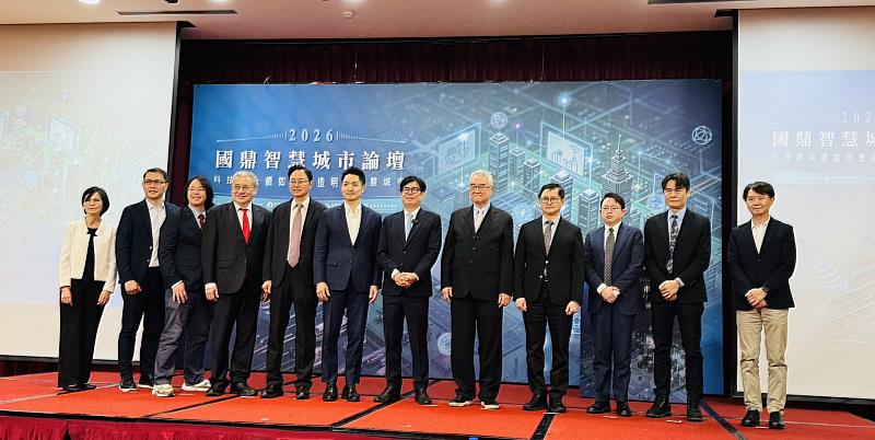 遠傳智慧城市負責人張文津協理(右1),與台北市長蔣萬安(左6)、桃園市長張善政(左5)、高雄市長陳其邁(右6)、李國鼎科技發展基金會董事長王伯元(右5)共同出席2026國鼎智慧城市論壇。