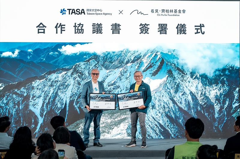 看見.齊柏林基金會董事長歐晉德(左)與國科會主委暨國家太空中心董事長吳誠文(右)共同簽署(MoA),未來將結合空拍影像與衛星遙測科技,共同建立更完整的台灣地景觀測與環境記錄網絡。(看見.齊柏林基金會提供)