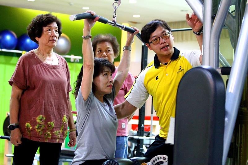 中信科大校校園設有完善的運動場域與設施,以及專業的健身教練,提供年長者自由選擇運動健康等課程。(圖/中信科大提供)