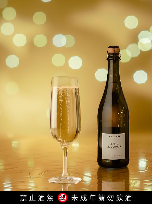 長榮航空選用的Oddbird Blanc de Blancs無酒精氣泡酒，則領先業界獲得「創新飲品」金牌肯定。※飲酒過量，有害健康