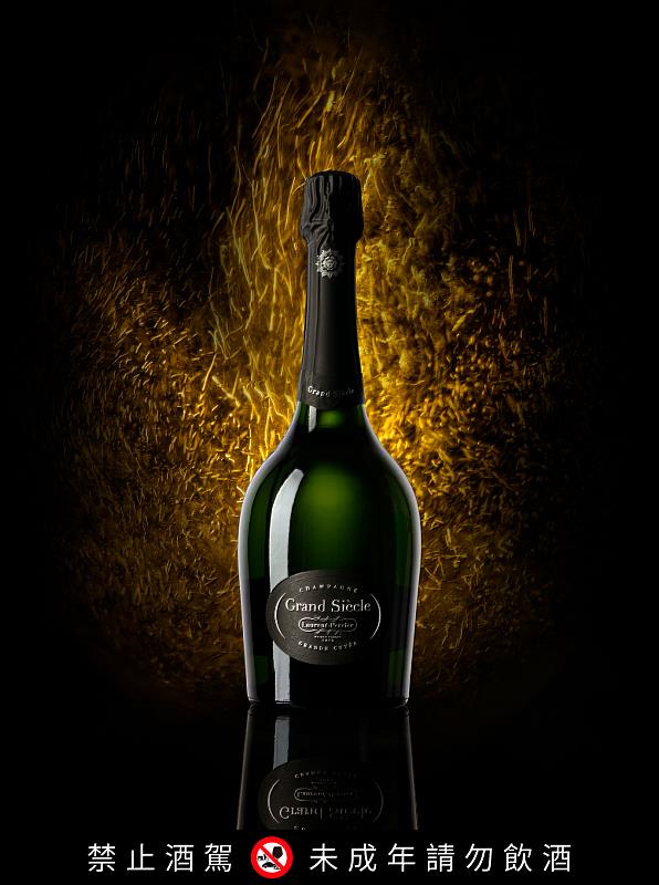 榮航空選用的羅蘭百悅香檳（Laurent-Perrier）頂級酒款「Grand Siècle」，榮獲「最佳商務艙氣泡酒」金牌。※飲酒過量，有害健康
