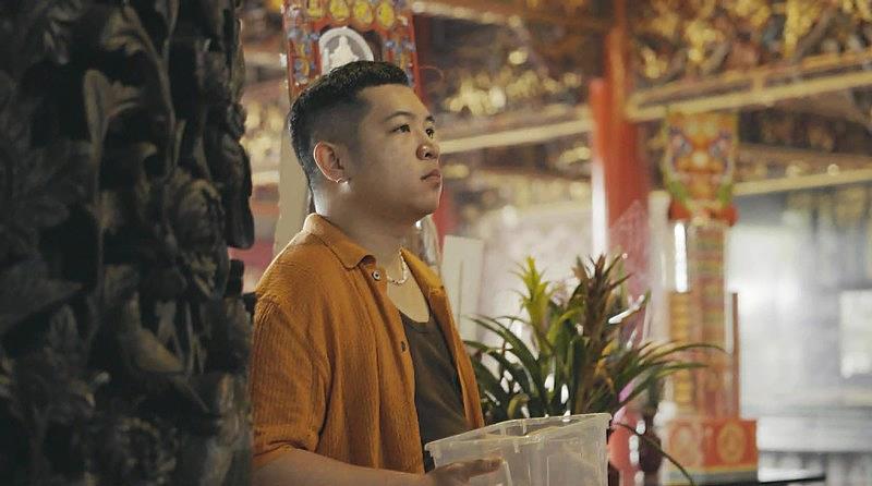 Siyat Moses阮原閩至青埔青昇宮,採集有著地方記憶的廟宇香灰,作為手工抄造紙的材料。