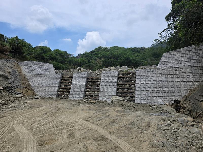 青龍坑土砂防治三期工程下游防砂壩。