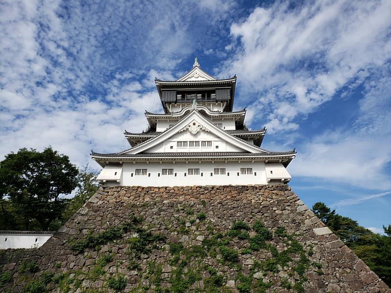北九州市的小倉城是福岡縣唯一擁有天守閣的歷史城堡,2019年重新翻修的「天守閣」,是個可以體驗小倉歷史的觀光景點。1樓的劇場可了解約400年的小倉歷史,2樓可以看見小倉的領主歷史以及創建當時的「小倉城」模型,3樓介紹了劍豪宮本武藏與佐佐木小次郎的生涯。4樓是企劃展和市民作品的藝廊空間,5樓是可以眺望小倉街景的展望空間,並經常舉辦各種活動,例如開設城內酒吧、舉辦婚禮、提供住宿體驗、餐飲體驗等新嘗試,朝著成為日本最有趣的城堡目標前進。