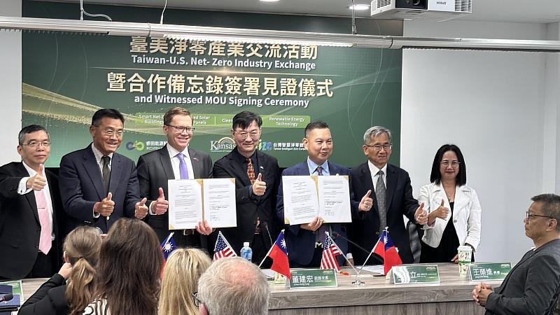 睿田能源執行長薛煒立(右三)與美國堪薩斯州副州長 David Toland(左三)簽署合作意向書,並由內政部政務次長董建宏(圖中)見證。此次合作將以台灣彩繪立面光電與智慧淨零建築技術為核心,評估導入堪薩斯州公共建築、產業園區及城市減碳應用場域,象徵台灣建築光電技術從在地示範邁向美國市場。彩繪立面光電可將太陽能板結合建築外牆、品牌識別與廣告應用,兼具發電、節能、美觀與商業展示價值,為台美淨零產業合作建立新里程碑。(圖/睿田提供)