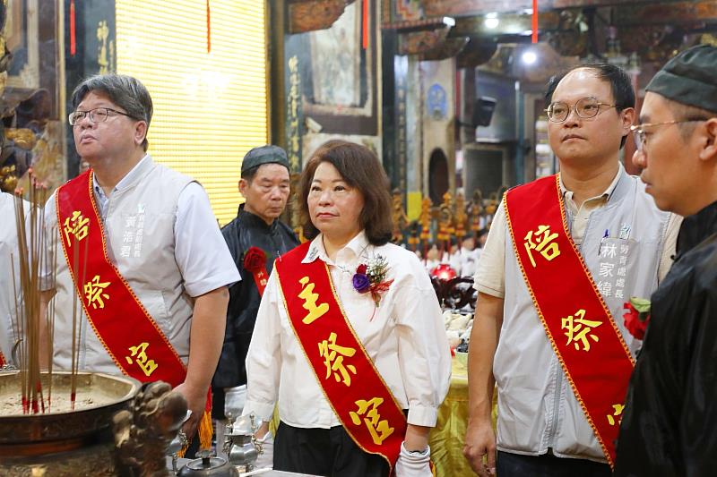 黃敏惠市長向神農聖帝祈願嘉義市政推動順利。