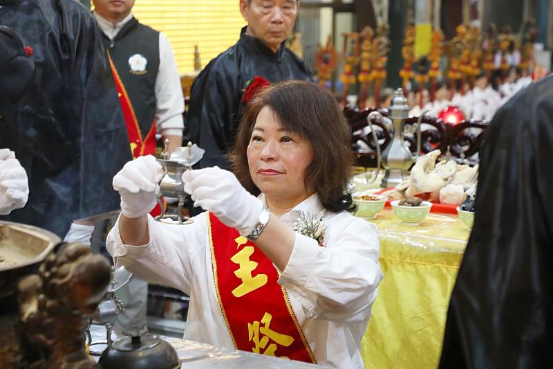 黃敏惠市長向神農聖帝行三獻禮。