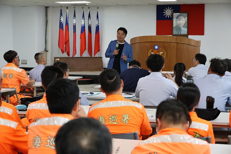 第八（澎湖）海巡隊與第七岸巡隊同仁共同參與法治宣導。
