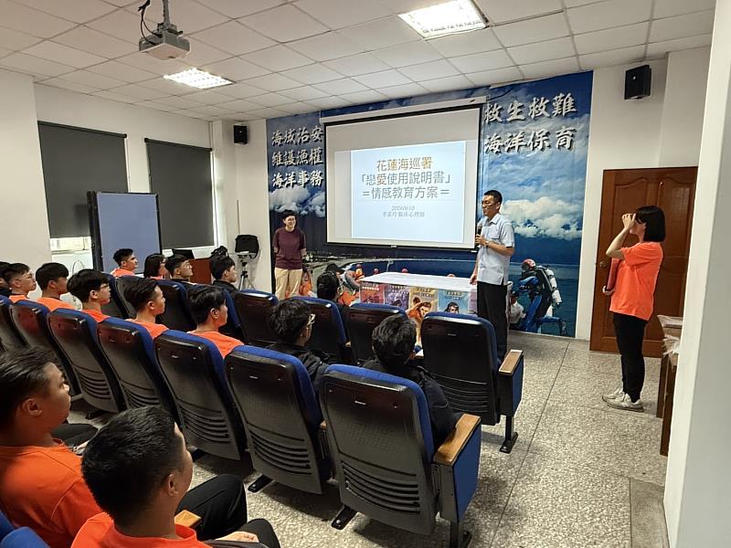 由隊長廖仁榮親自迎接主持。