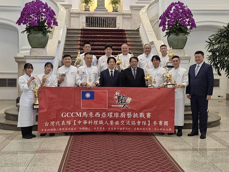 周佳怡（前排左2）加入團隊代表台灣參與「2024第3屆馬來西亞環球廚藝挑戰賽」奪總冠軍，獲總統府授勳。