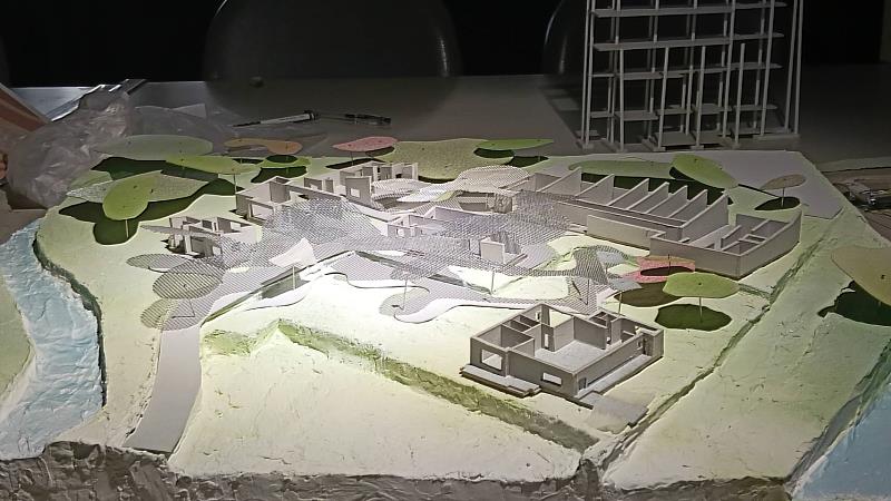 劉又瑆、左曉薇獲獎作品《霧場－自然與人造空間的流動邊界》利用有機形式的頂棚串聯各建築空間。