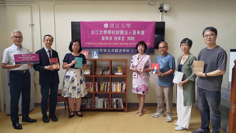 張家宜董事長（右4）於5月28日捐贈性平書籍予臺北市立明倫高中。（圖／淡江大學提供）