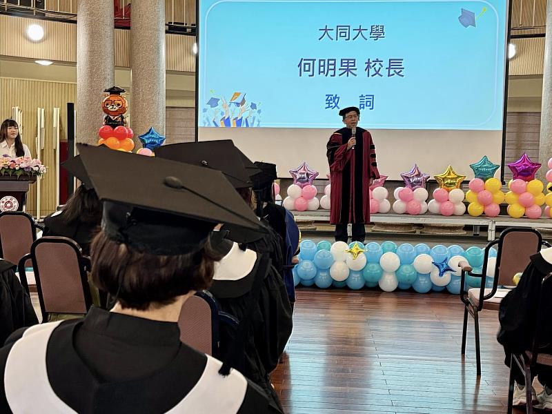 校長何明果佩服同學兼顧學習和貢獻的第三人生。