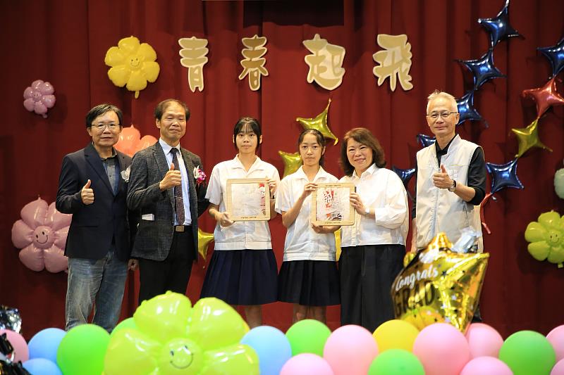 玉山國中學生送給黃敏惠市長手作翻轉燈。