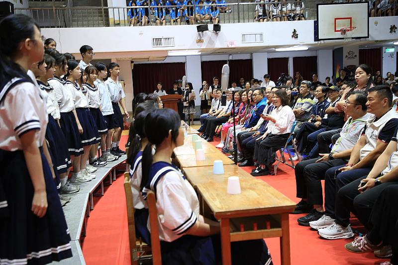 南興國中合唱團特別獻唱〈稻香〉。