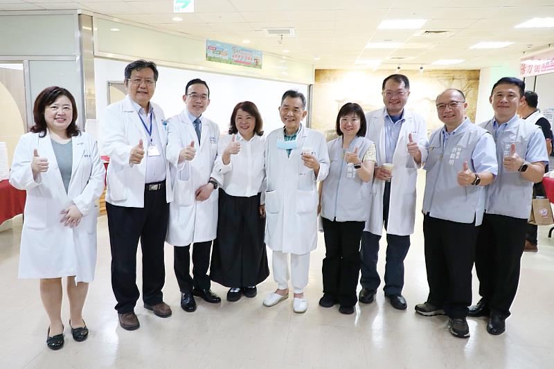 黃敏惠市長與嘉義醫院陳殷正院長（左3）合影。