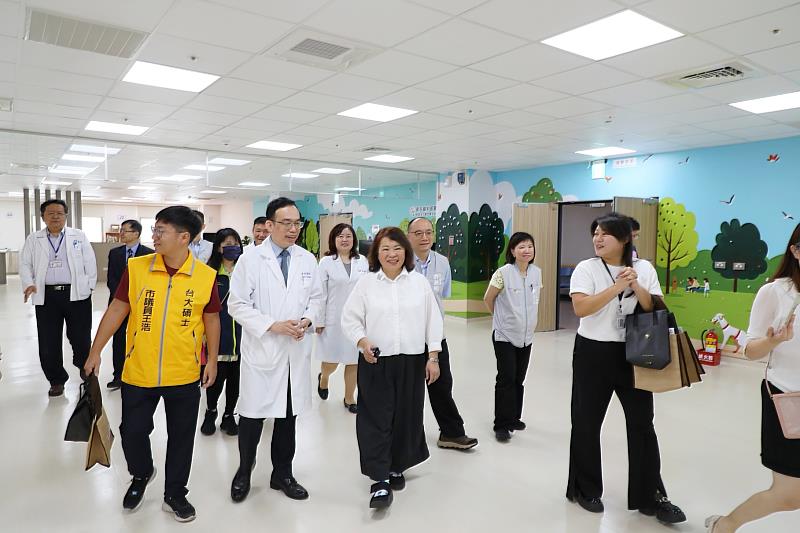 黃敏惠市長訪視「活力園－全責式日間照顧中心」動態區。