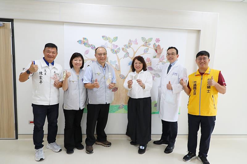 黃敏惠市長於彩繪牆上留下祝福小卡。