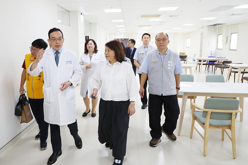 黃敏惠市長訪視「活力園－全責式日間照顧中心」靜態區。