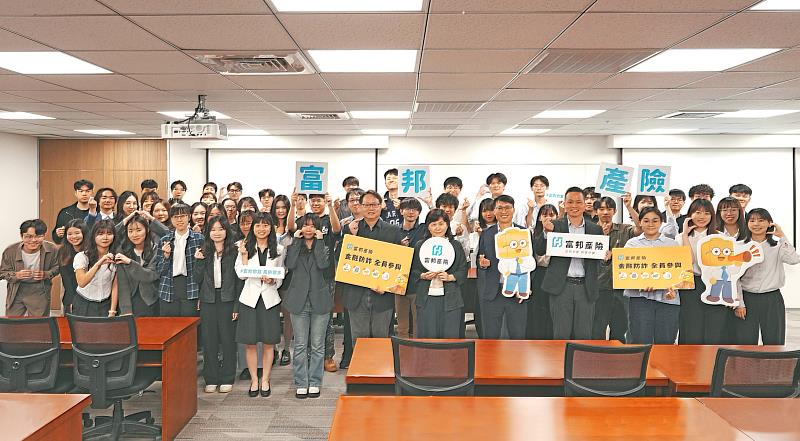 富邦產險與政治大學風保系、財管所產學合作邁入第18年,今日接待政治大學風險管理與保險學系師生企業實地參訪,協助學子銜接課堂內容延伸與產業實務。