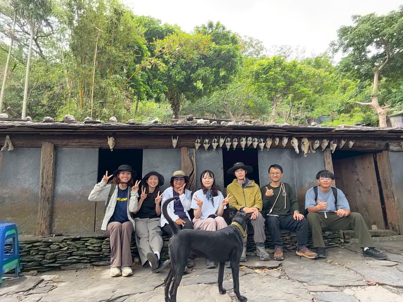 學員參觀石板屋。