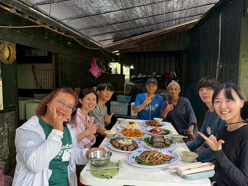 學員與豐盛風味餐。