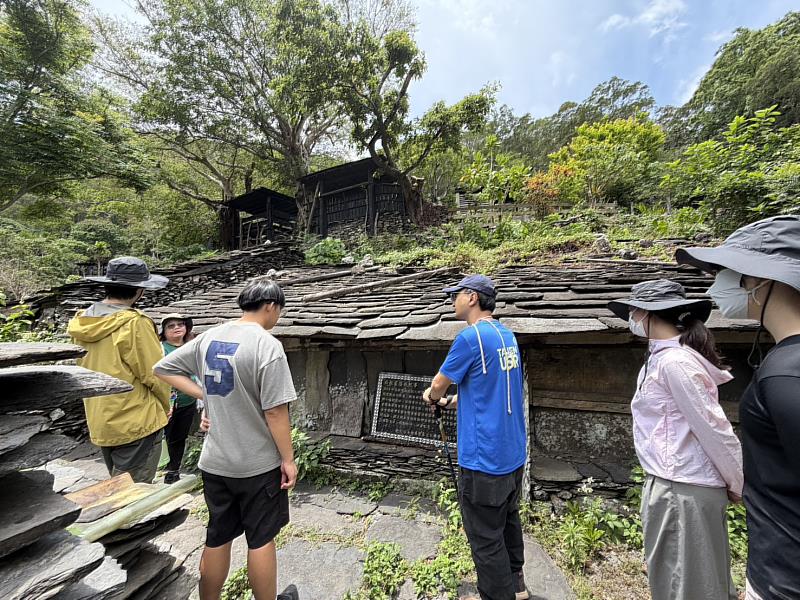 石板屋導覽解說。