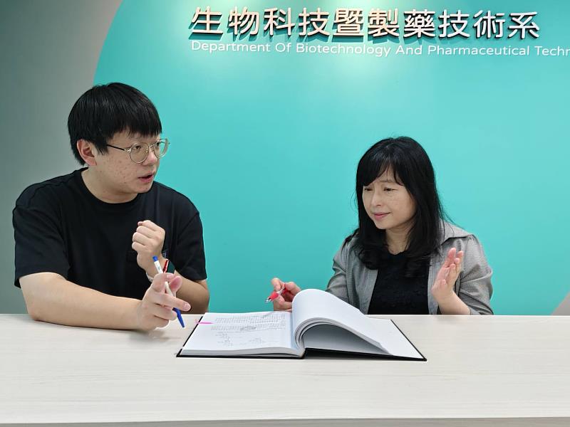 元培第一個博士生温邦宇（左）和他的指導老師陳怜均教授。