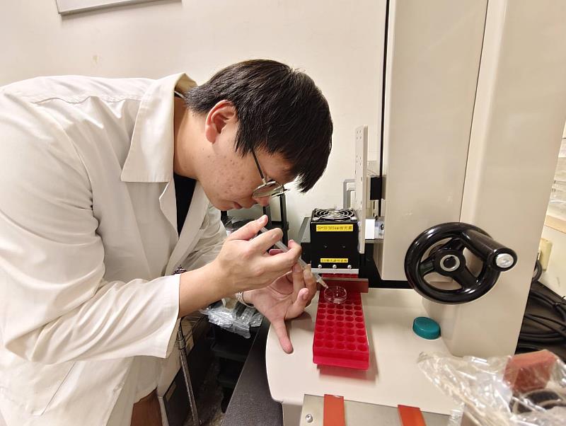 元培第一個博士生温邦宇專攻玻尿酸在醫學再生修復領域的應用。