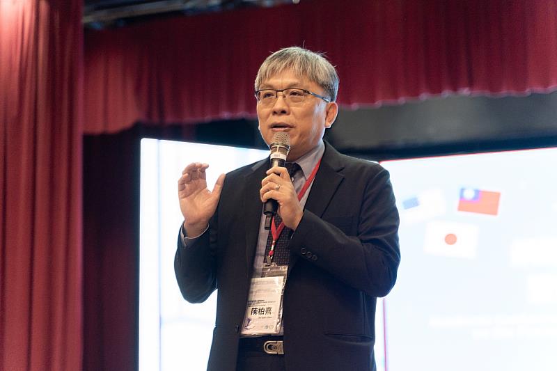 衛福部心健司陳柏熹司長致詞,強調AI世代需要學會自制用科技。
