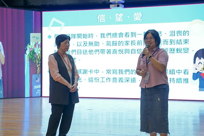 亞洲大學舉辦關機親子營隊，柯副校長和家長分享營隊介入成效，孩子在營隊後學會健康上網、情緒管理、自信向上。