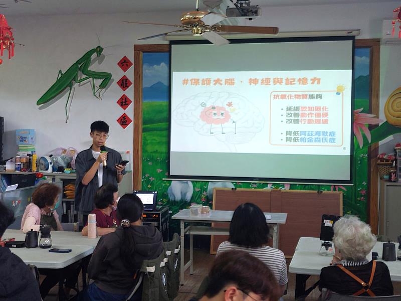 亞大護理學系參與洄游農村競賽的應屆畢業生,升格為「風味咖啡職人實作微學分課程」講師,持續投入青銀培力與社區實踐。