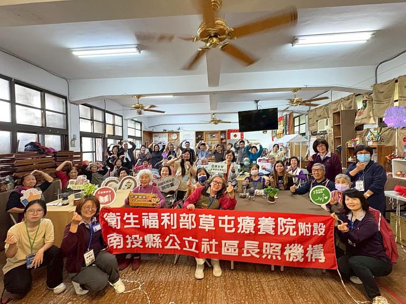 亞洲大學護理學院USR團隊協助霧峰六股社區不老咖啡館接待草屯療養院失智長輩，辦理咖啡交流活動，促進高齡者社會參與與互動交流。