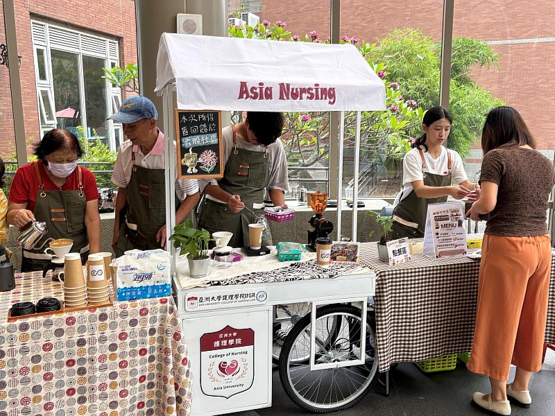 六股社區不老咖啡車於亞大畢業典禮當天進駐校園,高年級咖啡師(左1、2)與參與護理學院USR計劃學生於校園現場沖煮咖啡並販售手作地中海蛋糕,展現青銀共融與世代交流之實踐成果。
