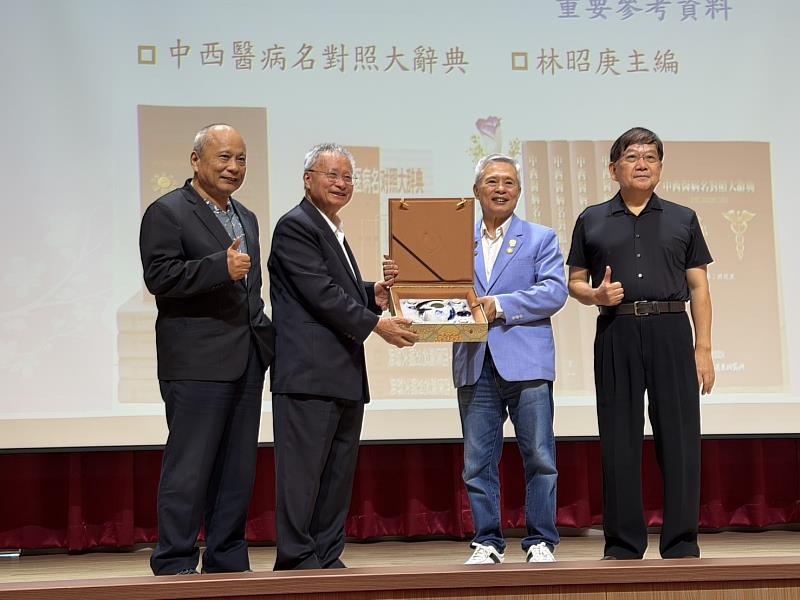 林昭庚院士到彰化師大科普講座,該校傑出校友發展協會楊奕強理事長致贈親手繪製的「松風問道」名貴陶瓷茶具,表達誠摰的敬意與謝意。左為科學博物館黃文山館長,右為彰師大校長陳明飛。