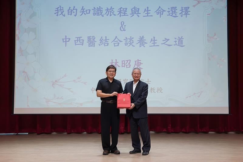 彰師大校長陳明飛致贈林昭庚院士紀念品。