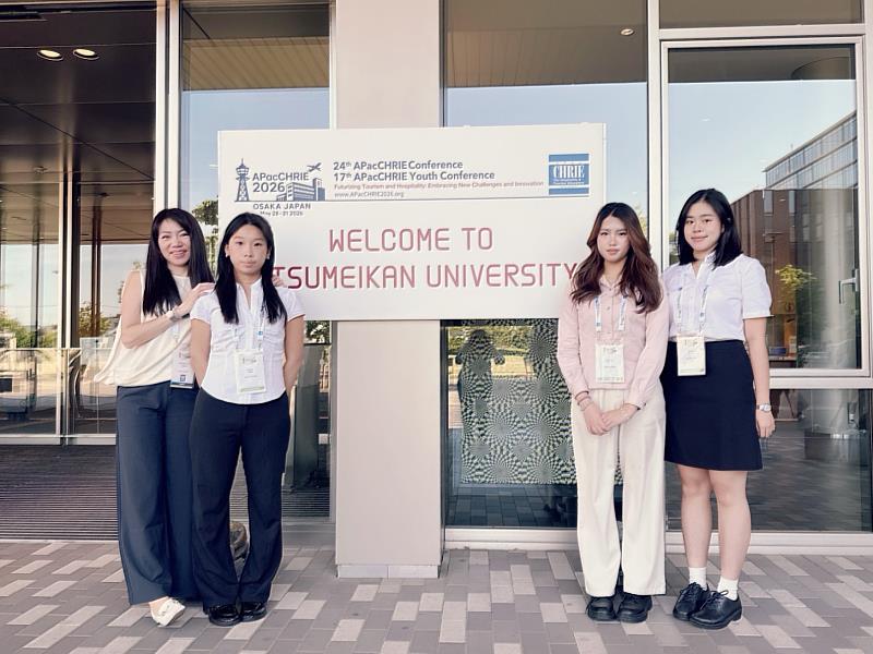 東海大學國際學院張亦騏教授(左1)率三位大一生(左2起)曾思錡、濮愷妮、王彣瑜,躍上APacCHRIE 2026國際舞台發表研究成果。