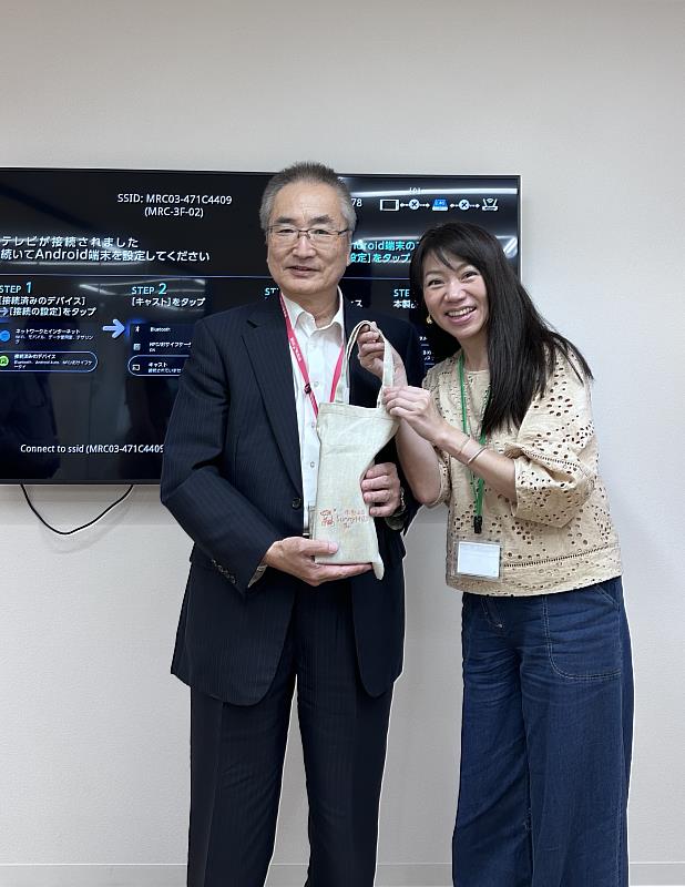 張亦騏教授說,新世代的視野不應被侷限在教室課堂裡。圖左為日本UHA味覺糖大阪總部社長Setsuji Kishimoto。